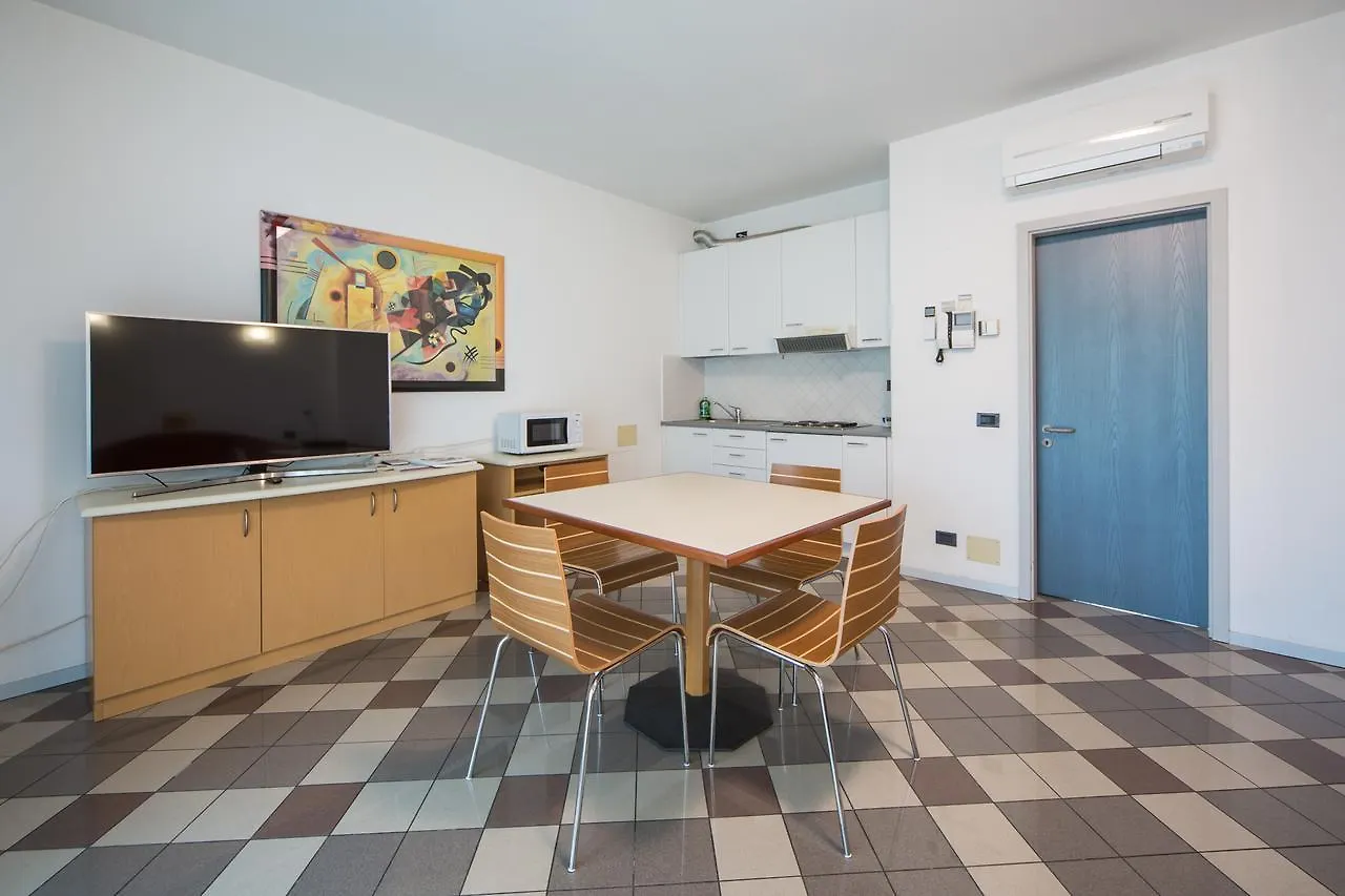 Piazzi House Aparthotel Sondrio 4*,